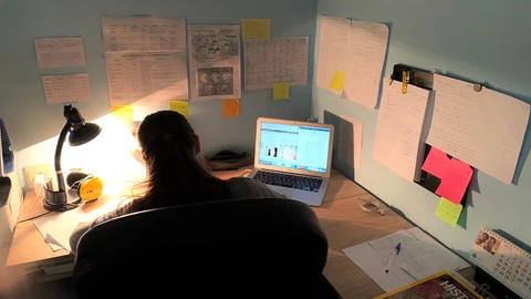 Macarena, una de las opositoras que tendrá que esperar un año más para examinarse, ha decidido mantener su rutina a pesar del aplazamiento