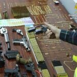 Efectos intervenidos en la 'Operación Jaque' con un vecino de Lalín detenido por delito continuado de hurto de joyas en domicilios y un joyero por recibirlas.