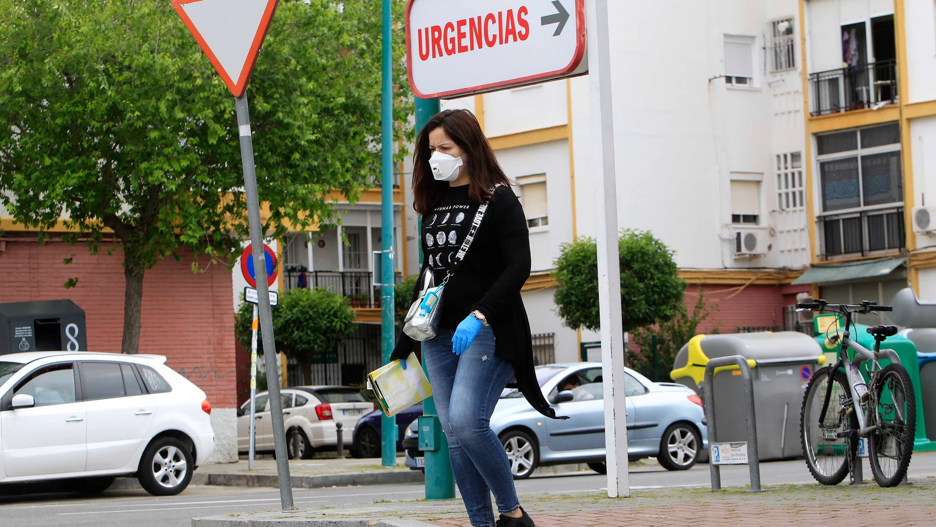 Una mujer pasea por las inmediaciones del hospital Virgen Macarena de Sevilla