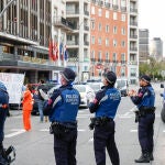 La Policía Municipal y la Policía Nacional aplauden la labor de los sanitarios durante el homenaje diario en el Hotel Miguel Ángel, transformado en Hospital como consecuencia de la pandemia de coronavirus en Madrid, España, a 17 de abril de 2020.Oscar J. Barroso / Europa Press17/04/2020