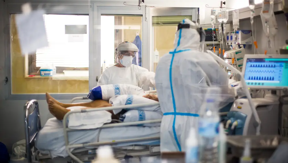 Dos sanitarios atienden a un paciente en el &quot;Gómez Ulla&quot; durante la primera oleada de la pandemia