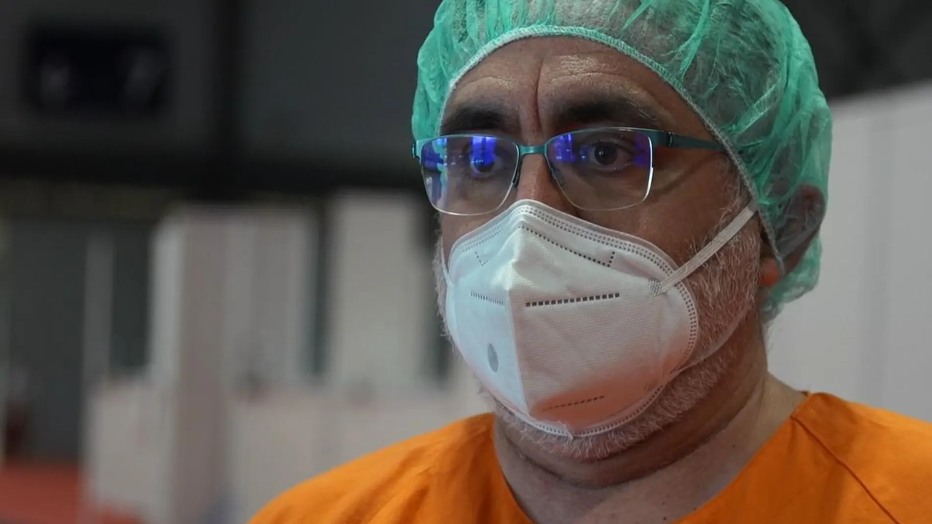 El diputado del PP Eduardo Raboso ha realizado la primera intervención quirúrgica en Ifema