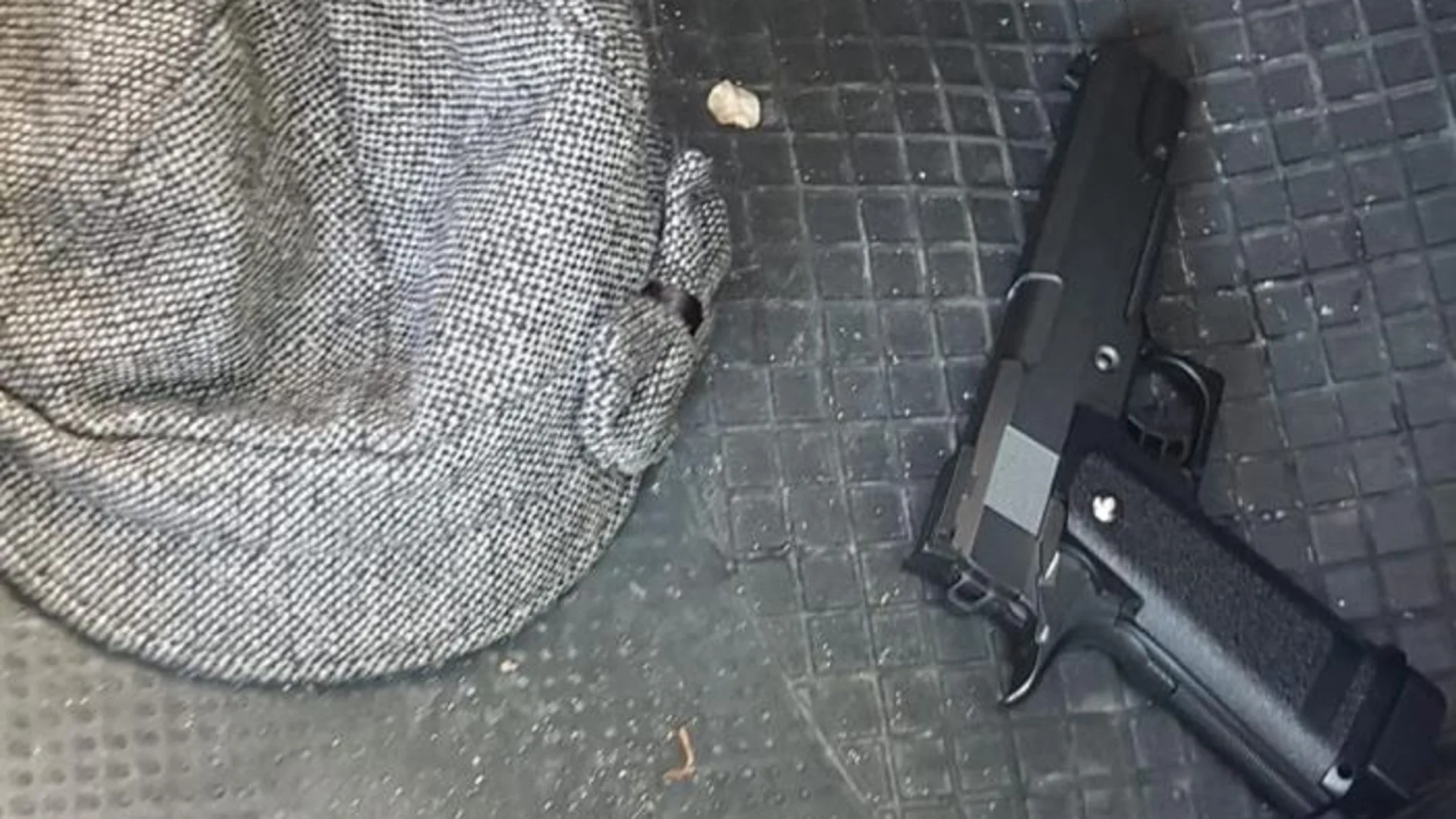 Pistola automática simulada con la que una mujer en Moratalaz, Madrid, robó un coche a punta de pistola