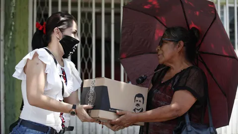 MEX9819. GUADALAJARA (MÉXICO) 16/04/2020.- Personal de la marca el Chapo 701, entrega este jueves despensas a personas de la tercera edad en situación vulnerable en apoyo ante la contingencia sanitaria del covid-19 en la ciudad de Guadalajara, estado de Jalisco. Alejandrina Guzmán, hija de Joaquín "El Chapo" Guzmán, regaló en los últimos días despensas con el nombre e imagen del narcotraficante a adultos mayores que están aislados en sus casas para evitar contagios del coronavirus SARS-CoV-2 (causante de la enfermedad del COVID-19), en la ciudad mexicana de Guadalajara. EFE/Francisco Guasco