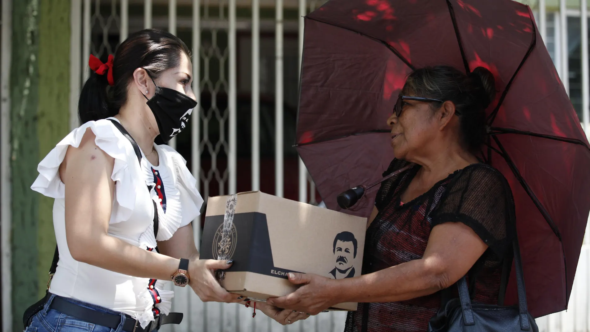 Entregan en México despensas con la imagen del "Chapo" Guzmán