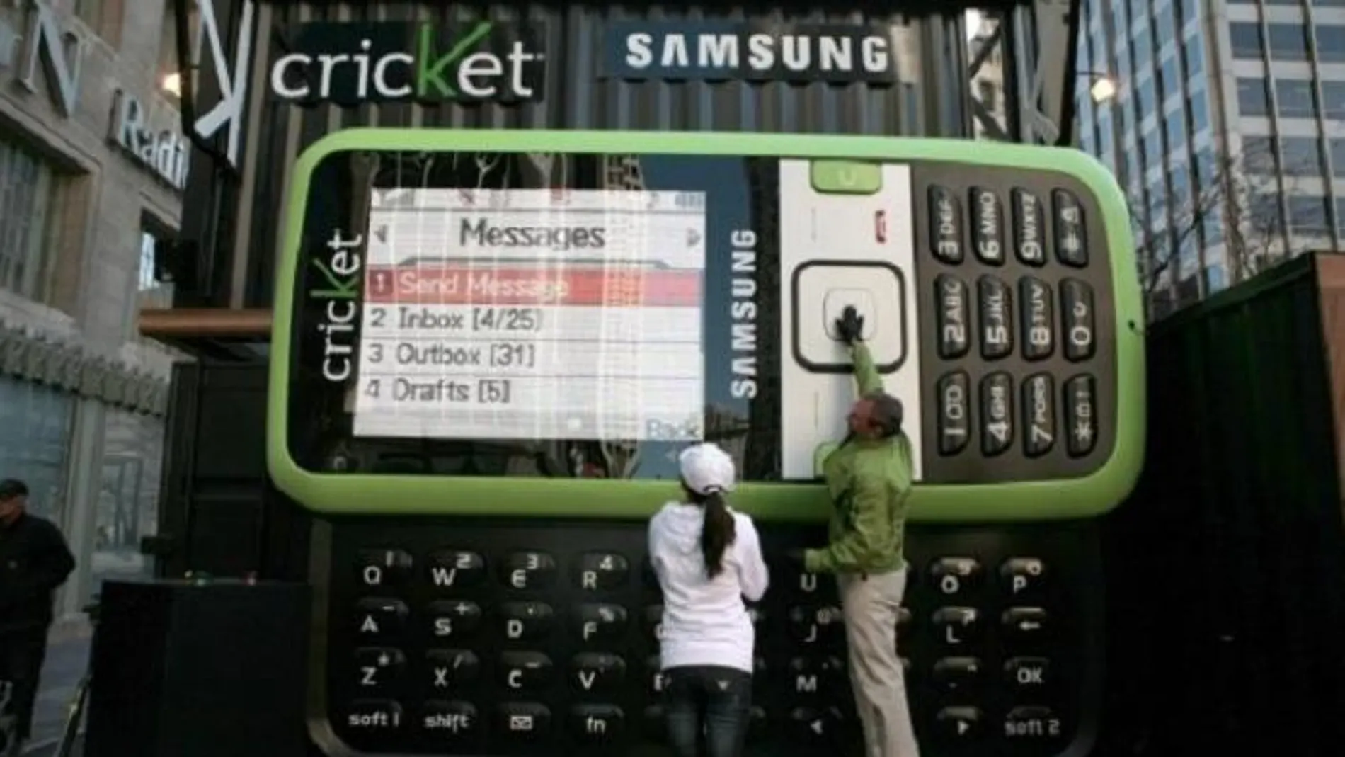 Este es el móvil más grande del mundo y es capaz de hacer llamadas y enviar mensajes