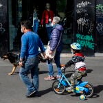 Un grupo de milaneses paseando este sábado por el centro de la ciudad