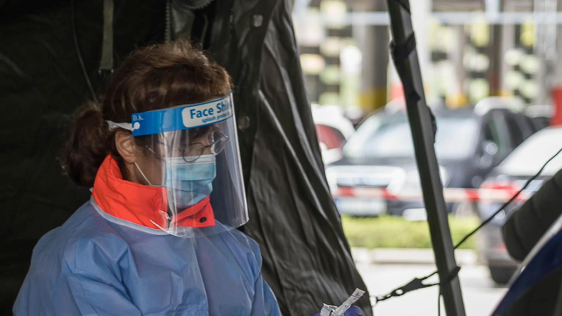 Toma de muestras desde el coche para la realización del test Covid-19 en el hospital Río Hortega de Valladolid durante el estado de alarma por el coronavirus.