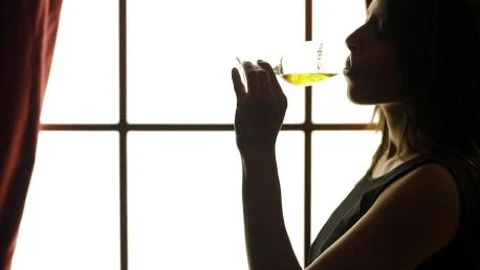 Mujer bebiendo una copa
