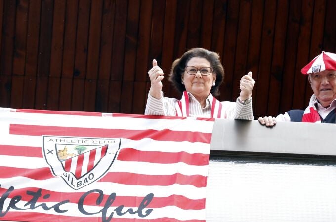 Aficionados del Athletic Club en su balcón de su casa en Bilbao