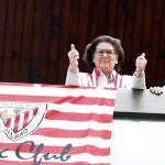 Aficionados del Athletic Club en su balcón de su casa en Bilbao