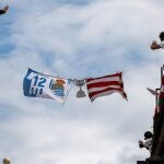 Los aficionados han llenado los balcones con banderas de sus equipos