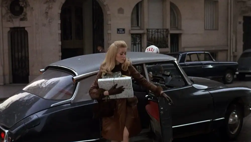 La actriz Catherine-Deneuve en 1967 saliendo de un DS