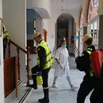 Miembros de la UME desinfectan una residencia en Sevilla