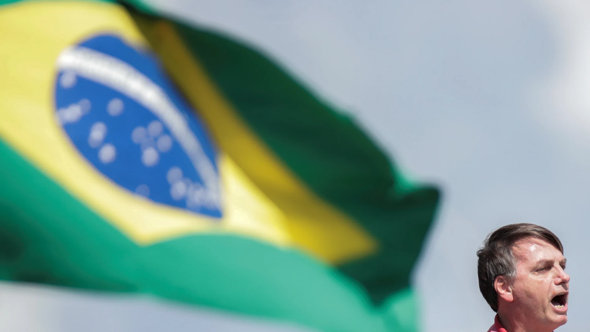 El presidente de Brasil, Jair Bolsonaro, en un acto multitudinario en Brasil este domingo