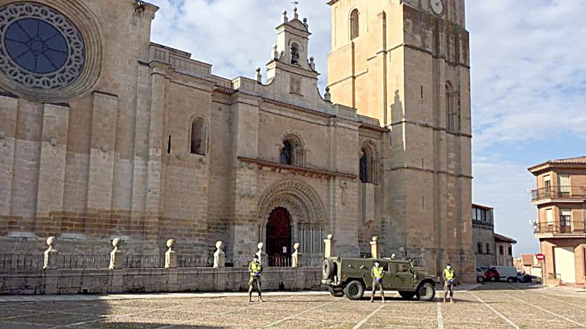 Efectivos del ejército realizan tareas de desinfección junto a la Colegiata de Toro, en la provincia de Zamora