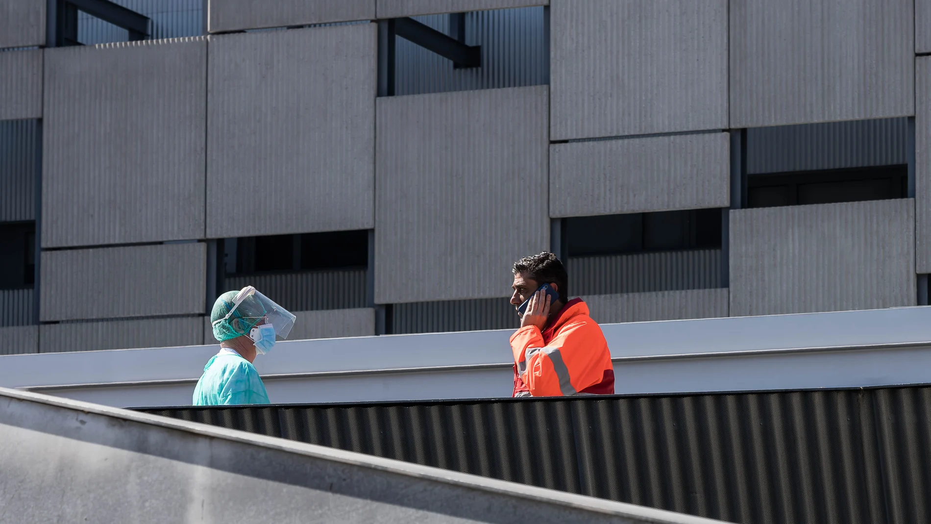 Trabajadores del sector sanitario a las afueras del Hospital Clínico Universitario de Valladolid