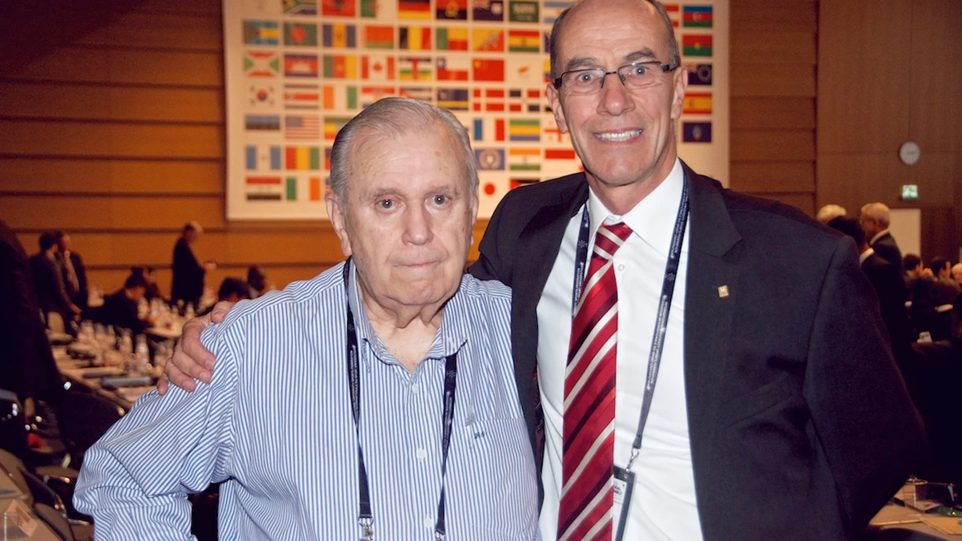Roberto Outeiriño (izq.) y el vicepresidente primero de la FISU, Leonz Eder.