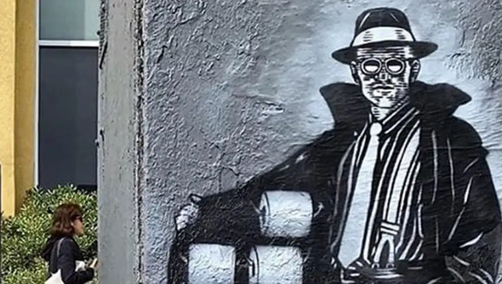 Un Truman Capote vendiendo papel higiénico en un mural a lo Bansky