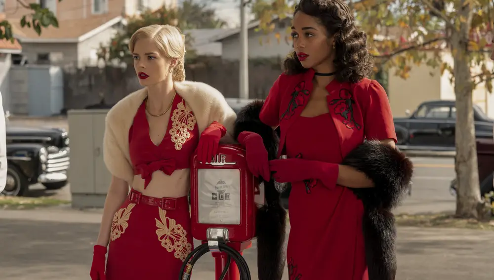 Samara Weaving (izda.) y Laura Harrier en "Hollywood", de Netflix