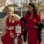 Samara Weaving (izda.) y Laura Harrier en "Hollywood", de Netflix