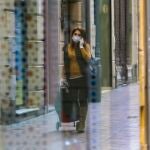 Una mujer hace la compra en Sevilla durante el estado de alarma