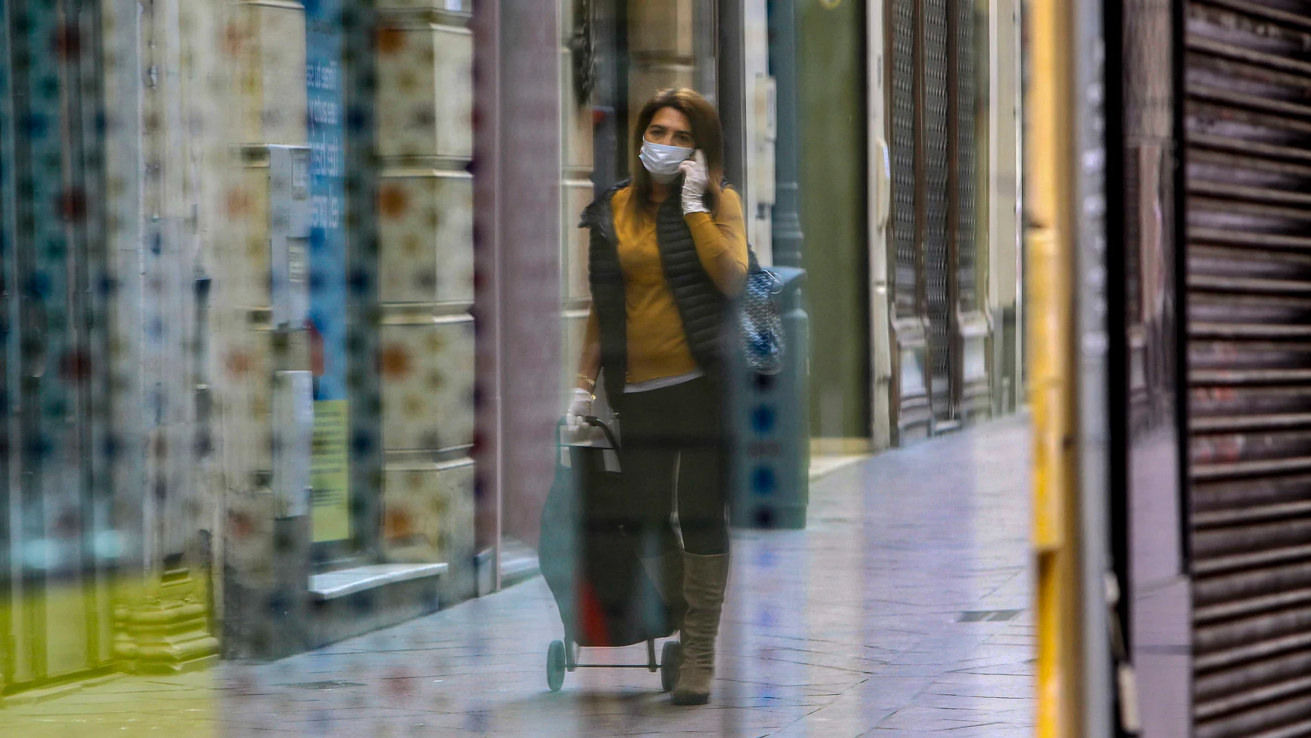 Una mujer hace la compra en Sevilla durante el estado de alarma