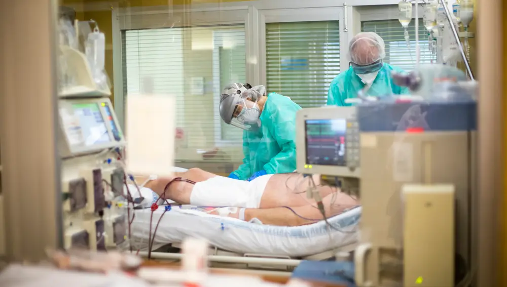 Un paciente de coronavirus recibe tratamiento en el Hospital Militar Central de la Defensa Gómez Ulla