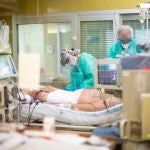 Un paciente de coronavirus recibe tratamiento en el Hospital Militar Central de la Defensa Gómez Ulla