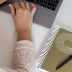 Una estudiante universitaria utiliza un ordenador