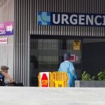 VALLADOLID. 20/04/2020. Un hombre en silla de ruedas accede a las Urgencias del Hospital Clínico de Valladolid