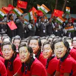 Foto de archivo con estudiantes de India con máscaras del presidente chino Xi Jinping