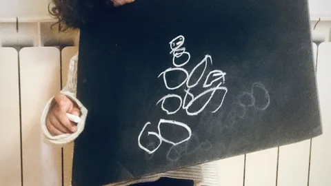 Dibujo de la Vella Quaresma, una vieja con siete piernas que representan las semanas que hay entre Carnaval y Semana Santa