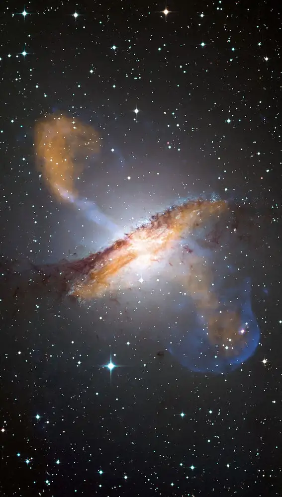 Dos chorros de materia surgen del centro de la galaxia Centauro A, donde reside su agujero negro súpermasivo.