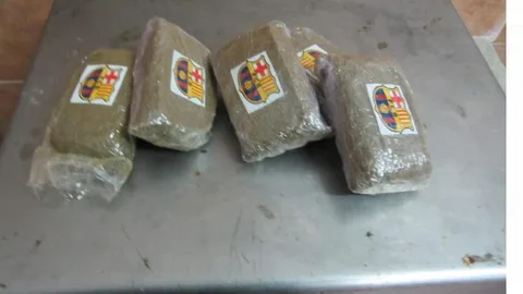 Paquetes de droga incautados con el escudo del Barça