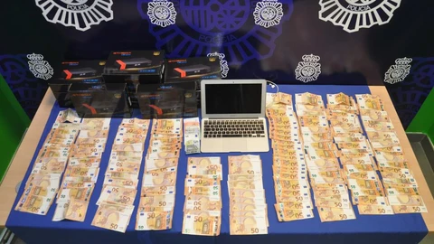 Material incautado por la Policía Nacional en una operación donde los detenidos distribuían de manera ilegal contenidos audiovisuales
