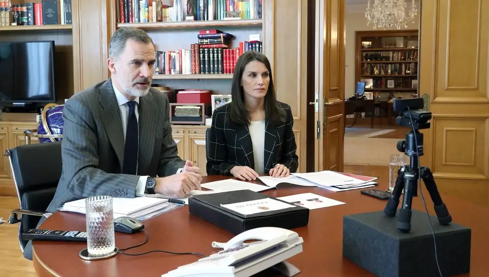 Los Reyes don Felipe y doña Letizia se han reunido por videoconferencia con el presidente consejero delegado de AENA, Maurici Lucena Betriu, el director general de Aeropuertos de la compañía, Javier Marín San Andrés y la directora general Comercial, Inmobiliaria y de Desarrollo Internacional, María José Cuenda Chamorro, quienes les han explicado cómo los aeropuertos de la red están siendo parte de la cadena que permite dar servicio a todos los vuelos cargueros con material sanitario y de productos de abastecimiento para la población, en Madrid (España), a 20 de abril de 2020.CORONAVIRUS;COVID-19;ESTADO DE ALARMA;PANDEMIA;Casa de S.M. el Rey20/04/2020