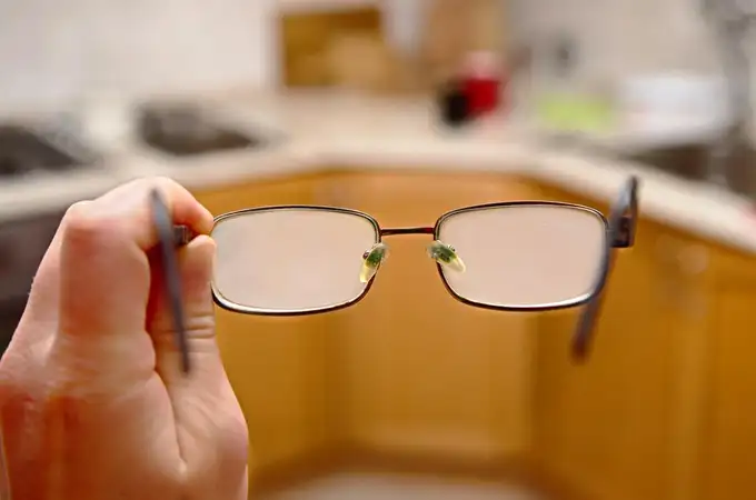 Cómo evitar que las gafas se empañen con la mascarilla gracias a la química
