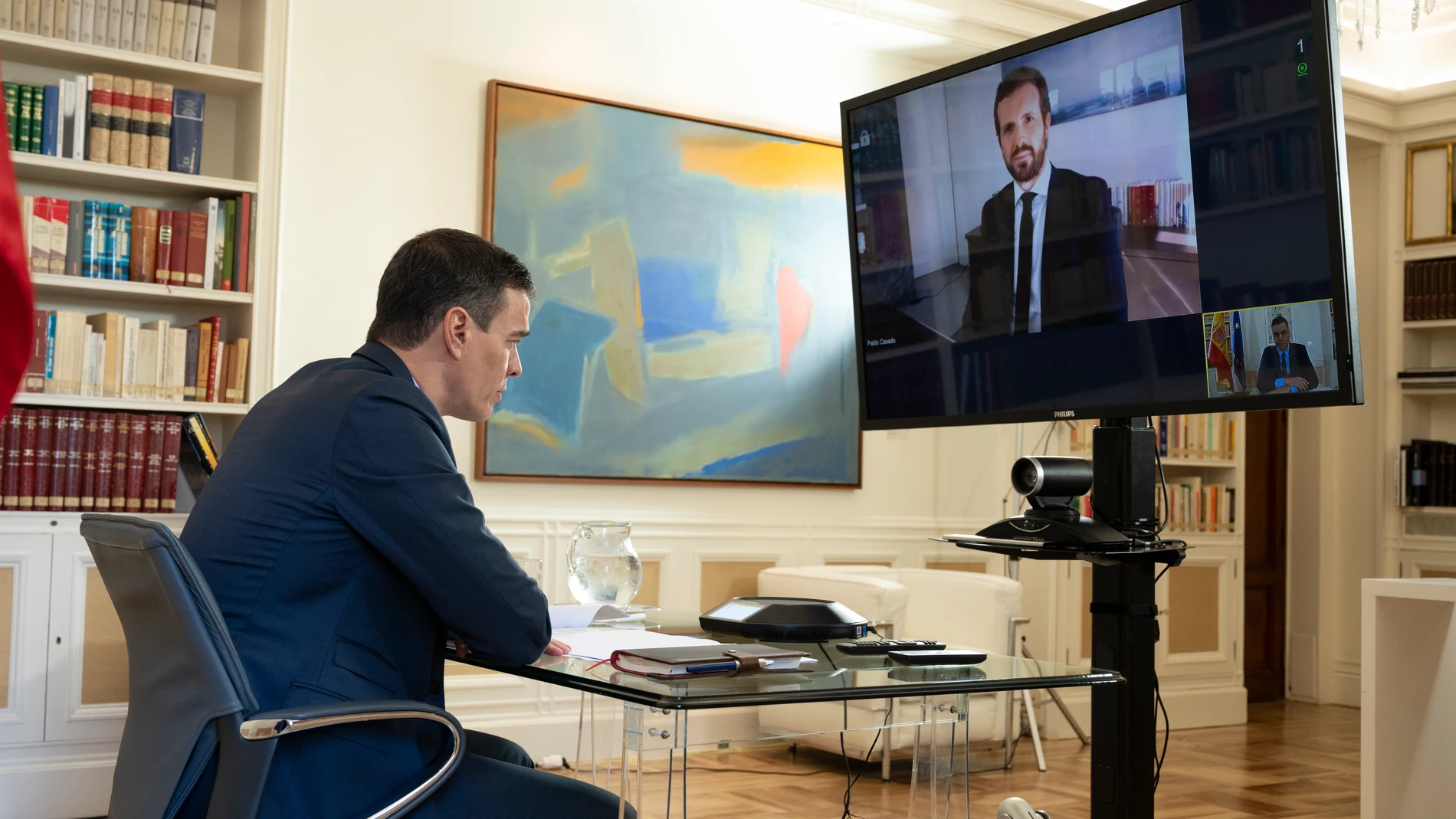 El presidente del Gobierno, Pedro Sánchez, durante una videoconferencia con el presidente del Partido Popular, Pablo Casado, en una ronda de partidos en torno a los Pactos de la Moncloa