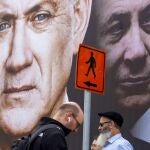 Carteles de los dos artífices del acuerdo, el centrista Benny Gantz (izq.) y el primer ministro, Benjamin Netanyahu