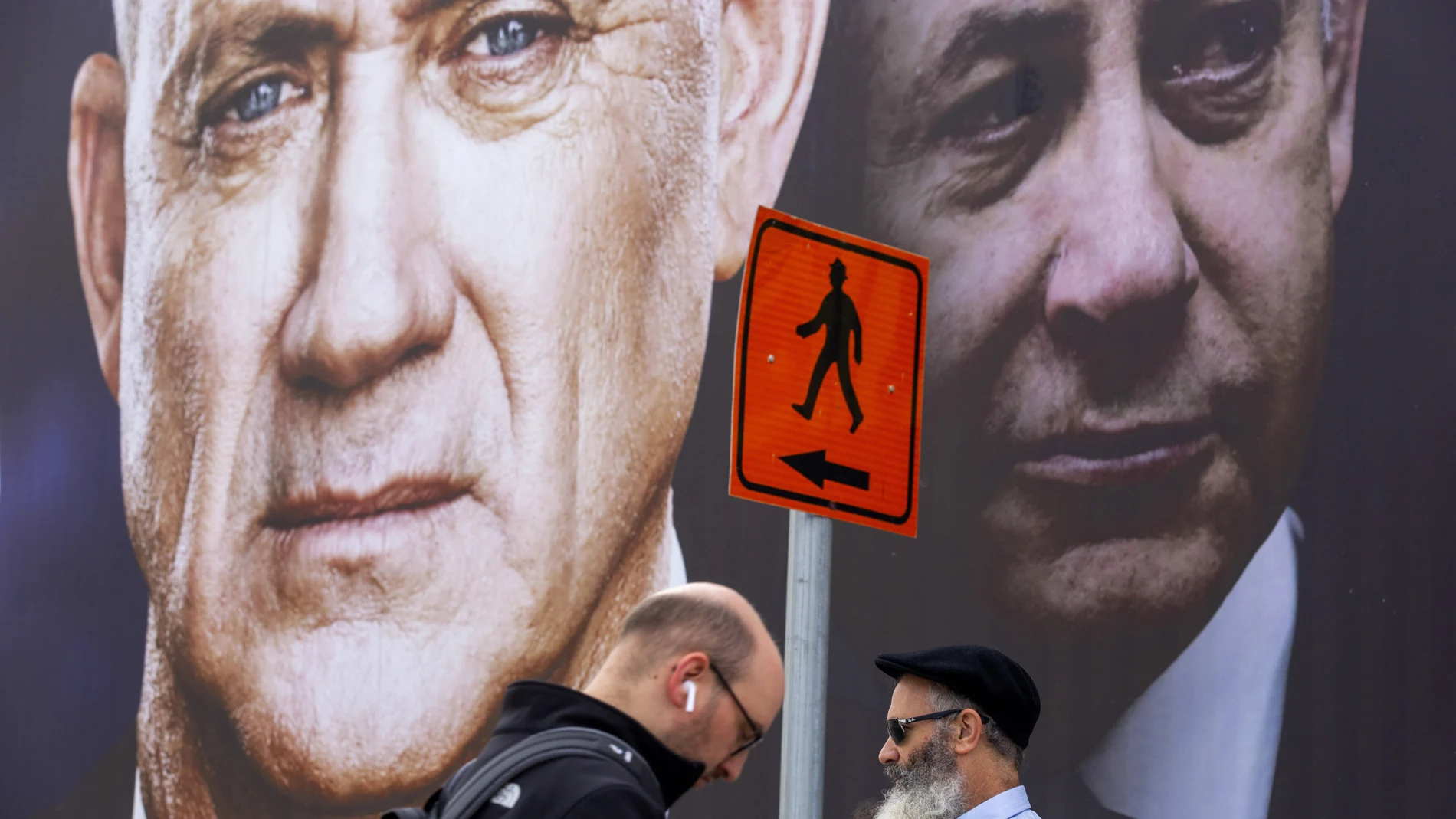 Carteles de los dos artífices del acuerdo, el centrista Benny Gantz (izq.) y el primer ministro, Benjamin Netanyahu
