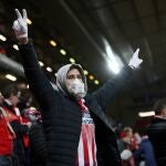 Un aficionado del Atlético, con mascarilla, en las gradas de Anfield el pasado 11 de marzo