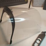 Las pantallas faciales se componen de una montura, impresa en material plástico, y una hoja de pvc o acetato transparente