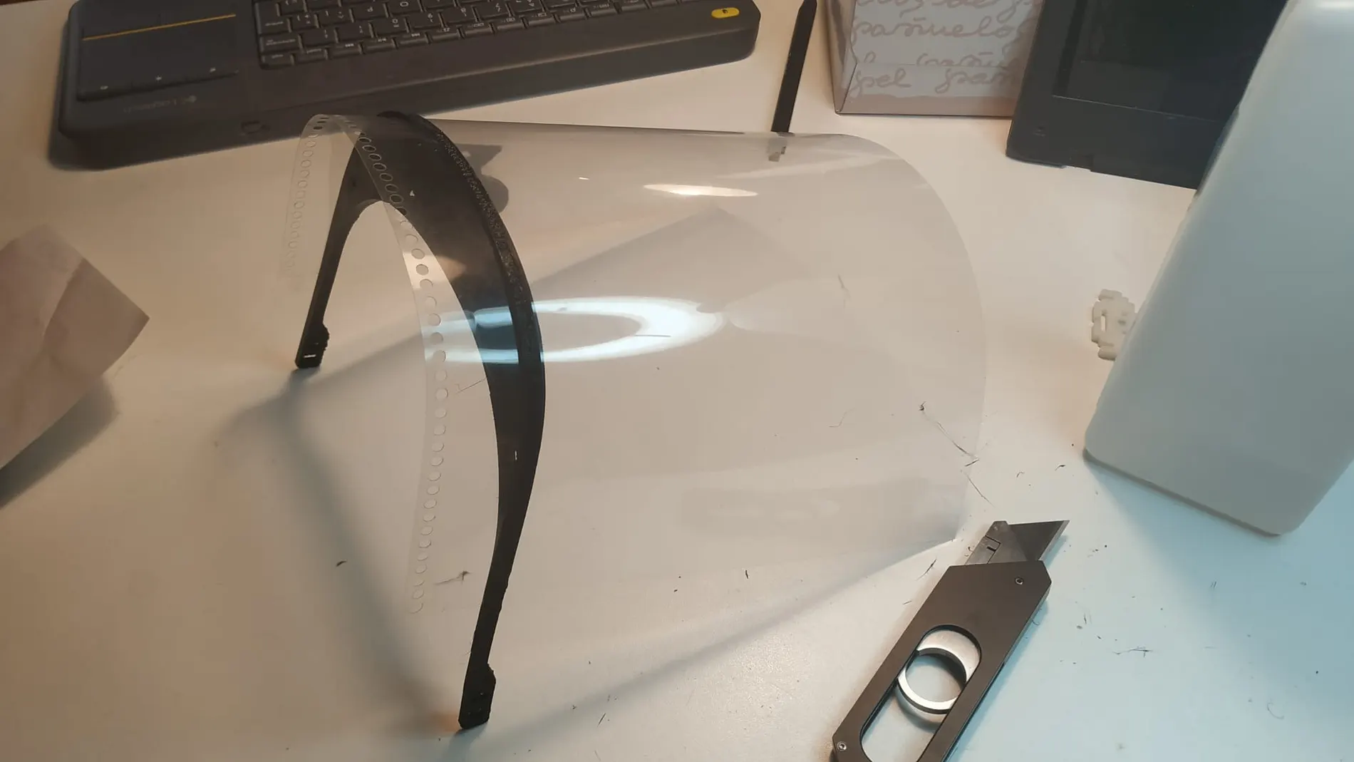 Las pantallas faciales se componen de una montura -impresa en material plástico- y una hoja de pvc o acetato transparente