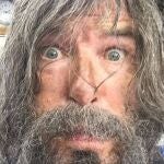 Pierce Brosnan tampoco tiene quien le corte el pelo