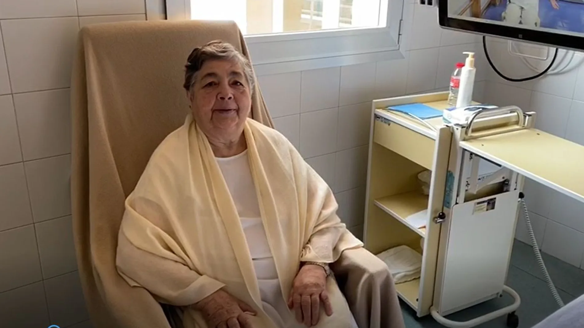 Rogelia ha estado 17 días hospitalizada por el coronavirus y los ejercicios a pie de cama de la doctora González le han ayudado a recuperar la movilidad y mejorar la respiración