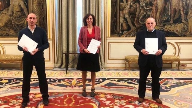 El presidente de la RFEF, Luis Rubiales, la del CSD, Irene Lozano, y el de LaLiga, Javier Tebas, el día que acordaron el retorno del fútbol tras la COVID-19.