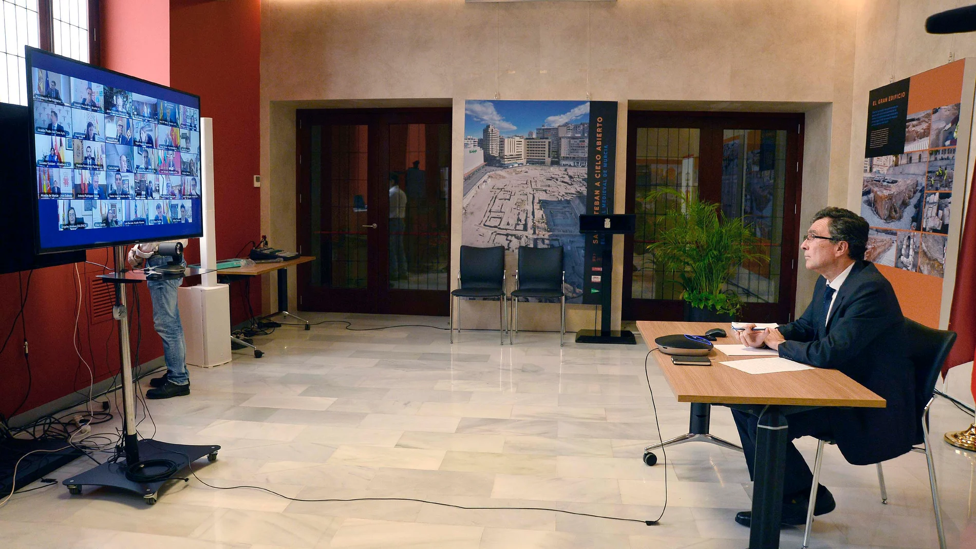 El alcalde de Murcia, José Ballesta, en la reunión de la Junta Directiva de la Federación Española de Municipios y Provincias con el presidente del Gobierno, Pedro Sánchez