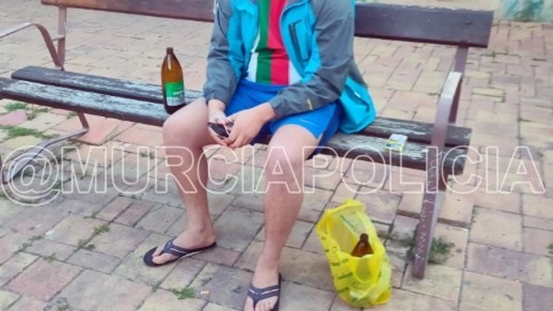 Sucesos.- Denunciado por incumplir el confinamiento al ser pillado bebiendo cerveza en un banco de Murcia