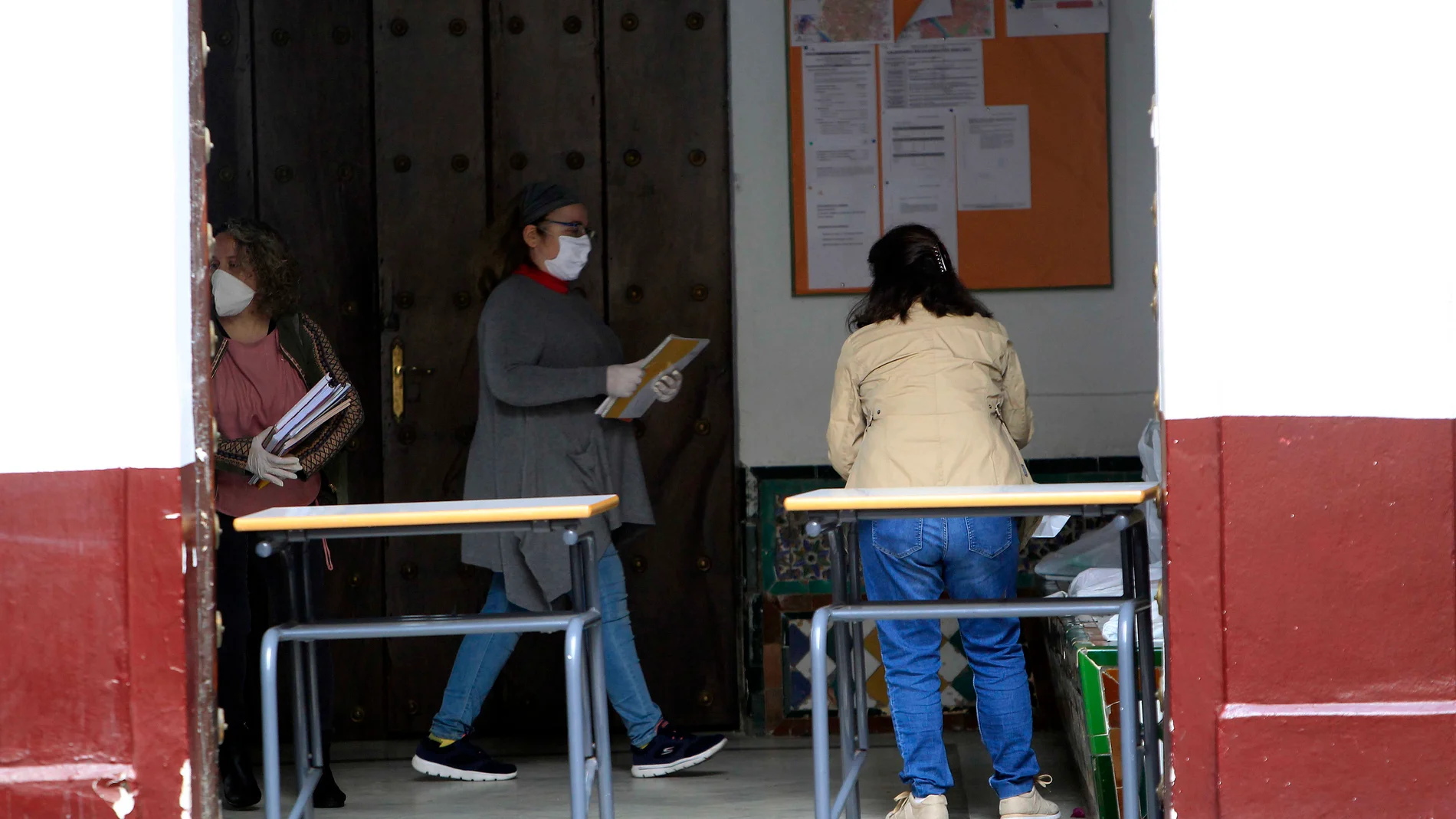 Un colegio de Sevilla entregando los libros de texto de sus alumnos